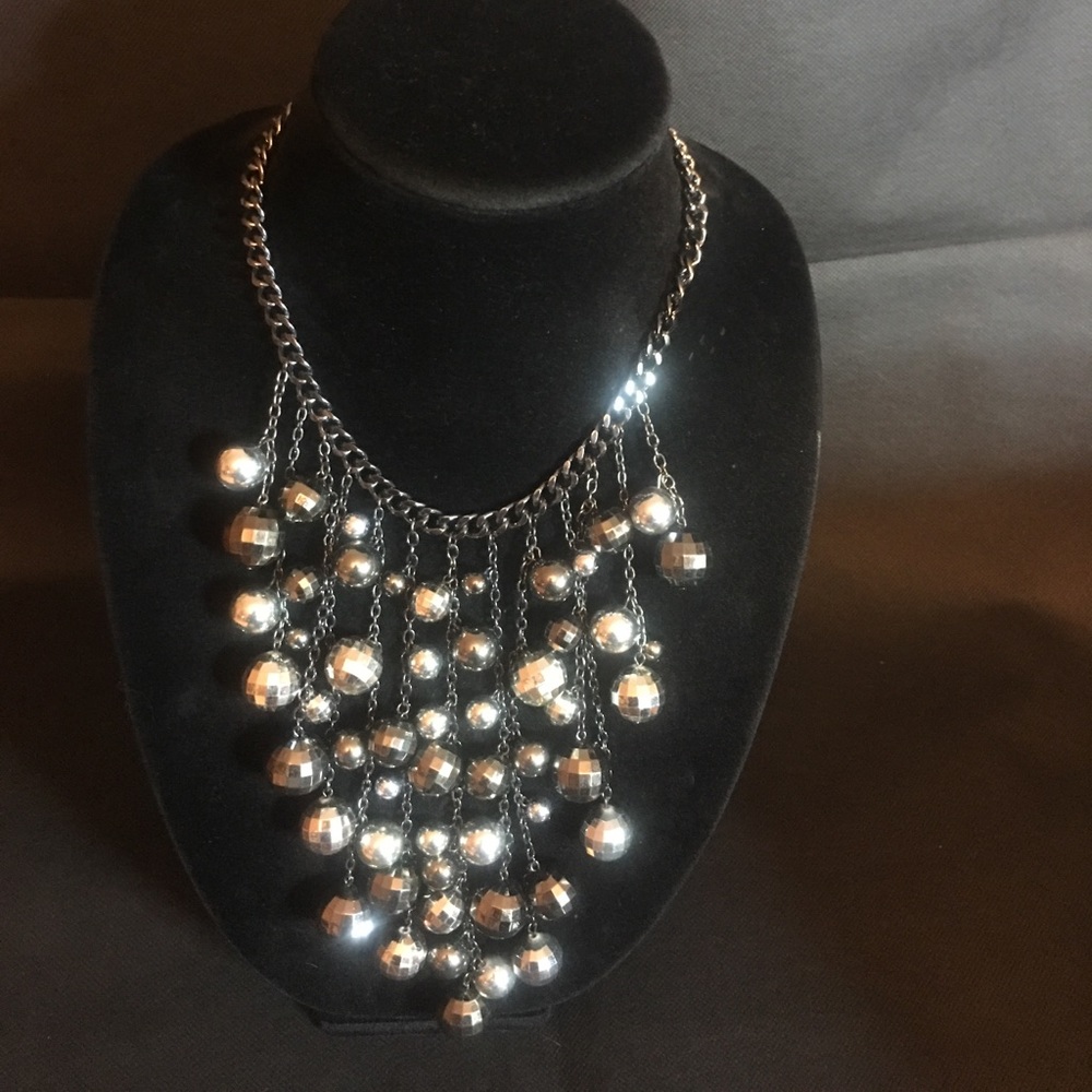 - Nett  Necklace and earring  lead free